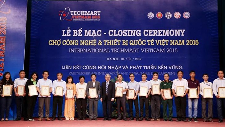 Более 460 контрактов и памятных протоколов были подписаны на Techmart-2015 - ảnh 1